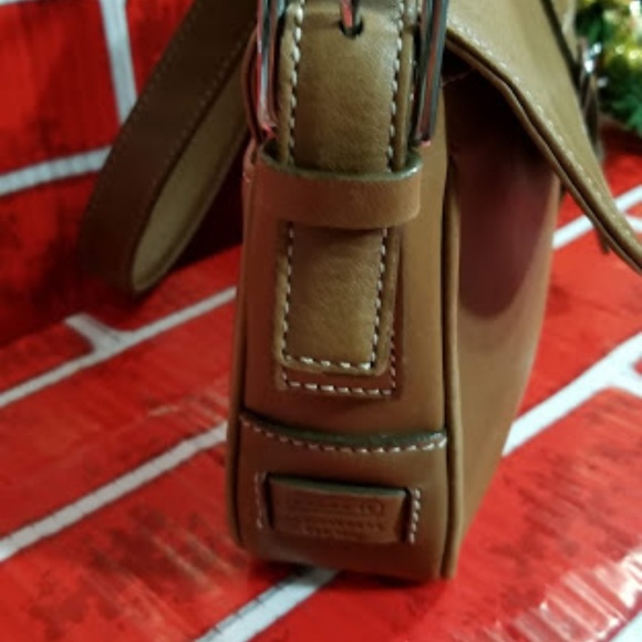COACH- CAMEL LEATHER BAGUETTE - Picture 6 of 8